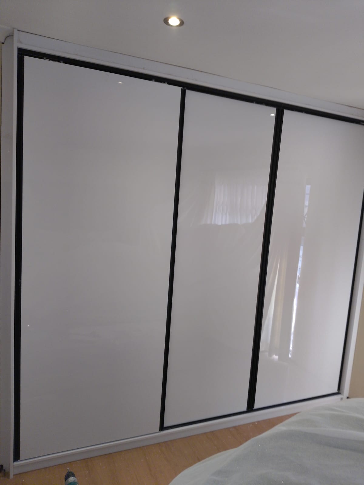 Three-panel sliding wardrobe with frosted glass doors