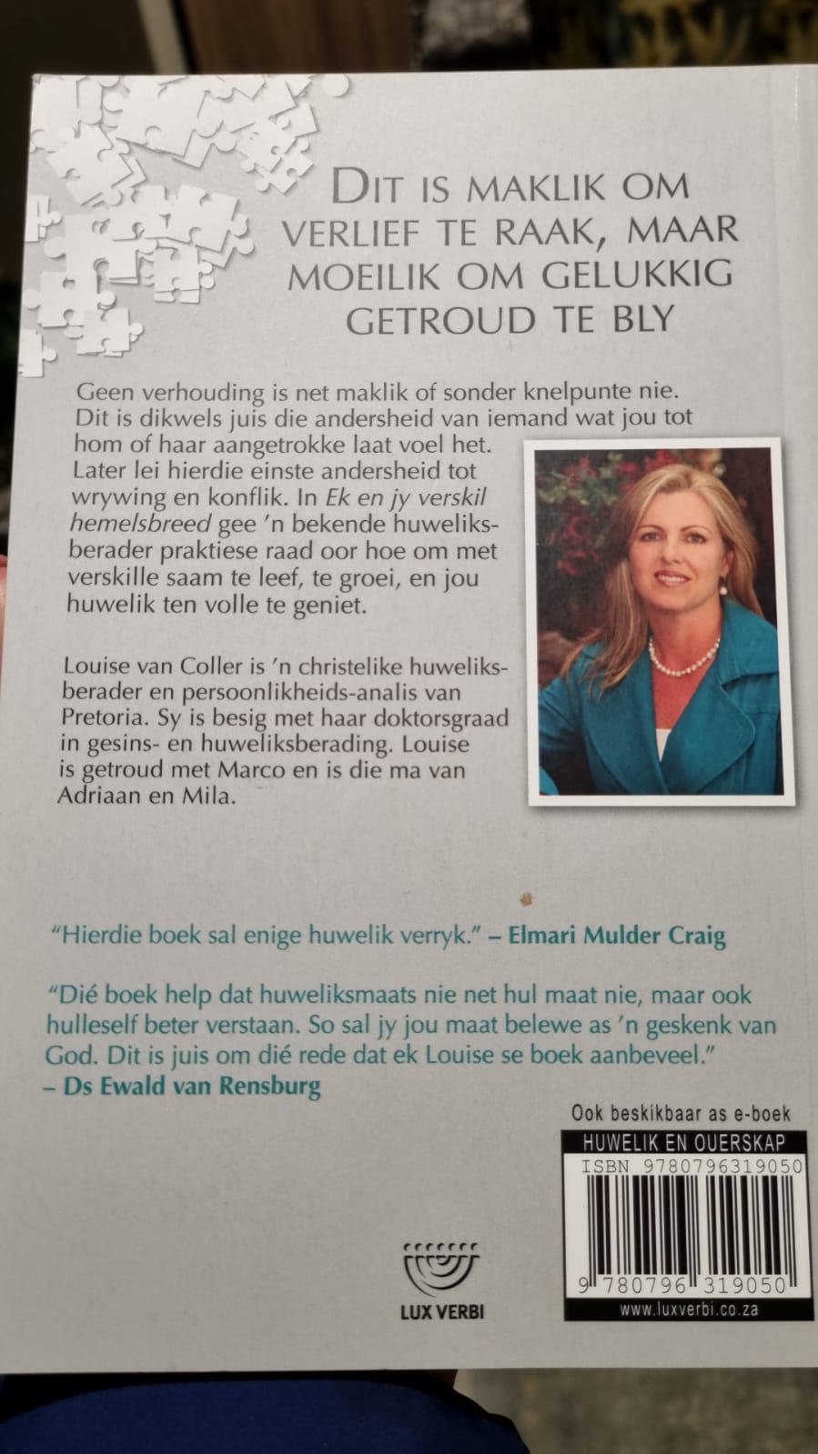 Back cover of Ek en Jy verskil hemelsbreed with reader testimonials and author photo